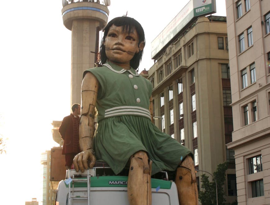 bus petite géante monument santiago city shorts shoe boy child male person car urban woman